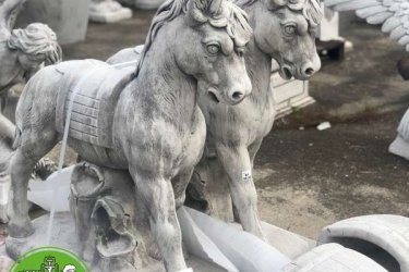 Új termékünk figyelemfelkeltő, méretéből adódóan! A kidolgozása a szobornak különlegesen szép. Most bevezető áron kapható. Termékeink minőségi kő zúzalékból készülnek, ezért az időjárás viszontagságainak teljes mértékben ellenállnak. 

A kő, mint természetes anyag, jól illeszkedik a növényekhez és a zöld környezetbe, ráadásul a belőle készült termékek igen tartósak és fagyállók. Ez a szobor egy igazi különlegesség, ami nem csak díszként, hanem virágtartóként is funkcionál!

Méretek:
Magasság:   95 cm
Hossza:       80 cm
Tömeg:     167 kg

Fedezze fel a Kerti Díszek csodálatos világát!
Cím: Dunavarsány, Barátság u. 1. (51-es főút)
Telefon: 06 70 / 299 2066 – Érdeklődni kizárólag telefonon!
Weboldal: https://kertidiszek.hu

Kínálatunkban megtalálható többek között:
– Kerti szobrok – Varázsolja el kertjét egyedi és stílusos díszekkel!
– Szökőkutak – Frissítse fel kültéri terét egy gyönyörű vízi elemmel!
– Figurák – Tökéletes kiegészítők, amelyek személyiséget adnak a kertjének!
– Kerti lámpások – Teremtsen hangulatos fényt az esti órákra!
– Kerti grillek – Élvezze a szabadtéri sütögetést barátokkal, családdal!

Látogasson el weboldalunkra, és válassza ki a kertjéhez legjobban illő díszeket!

ℹ️ A hirdetésben szereplő képek és adatok tájékoztató jellegűek, kisebb eltérések előfordulhatnak.
A készlettel és házhoz szállítással kapcsolatban kérjük, telefonon érdeklődjön!