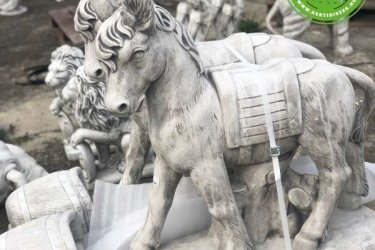 Új termékünk figyelemfelkeltő, méretéből adódóan! A kidolgozása a szobornak különlegesen szép. Most bevezető áron kapható. Termékeink minőségi kő zúzalékból készülnek, ezért az időjárás viszontagságainak teljes mértékben ellenállnak. 

A kő, mint természetes anyag, jól illeszkedik a növényekhez és a zöld környezetbe, ráadásul a belőle készült termékek igen tartósak és fagyállók. Ez a szobor egy igazi különlegesség, ami nem csak díszként, hanem virágtartóként is funkcionál!

Méretek:
Magasság:   95 cm
Hossza:       80 cm
Tömeg:     167 kg

Fedezze fel a Kerti Díszek csodálatos világát!
Cím: Dunavarsány, Barátság u. 1. (51-es főút)
Telefon: 06 70 / 299 2066 – Érdeklődni kizárólag telefonon!
Weboldal: https://kertidiszek.hu

Kínálatunkban megtalálható többek között:
– Kerti szobrok – Varázsolja el kertjét egyedi és stílusos díszekkel!
– Szökőkutak – Frissítse fel kültéri terét egy gyönyörű vízi elemmel!
– Figurák – Tökéletes kiegészítők, amelyek személyiséget adnak a kertjének!
– Kerti lámpások – Teremtsen hangulatos fényt az esti órákra!
– Kerti grillek – Élvezze a szabadtéri sütögetést barátokkal, családdal!

Látogasson el weboldalunkra, és válassza ki a kertjéhez legjobban illő díszeket!

ℹ️ A hirdetésben szereplő képek és adatok tájékoztató jellegűek, kisebb eltérések előfordulhatnak.
A készlettel és házhoz szállítással kapcsolatban kérjük, telefonon érdeklődjön!