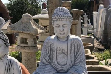 Úgy tartják, hogy a házban és annak környékén elhelyezett Buddha szobor segít abban, hogy a lehető legtöbbet hozzuk ki spirituális utazásunkból és kiegyensúlyozottan éljük a hétköznapjainkat. A szobor kőből készült, az időjárás viszontagságainak teljes mértékben ellenáll, fagyálló.

Egy Buddha szobor kiváló ajándék lehet olyanok számára, akik a buddhizmus követői, vagy szoktak meditálni, esetleg kellemesnek tartják a Buddha szobor kisugárzását. Az pedig tagadhatatlan, hogy egy Buddha szobor milyen szép díszítő elemként funkcionálhat a nappaliban, a hálószobában vagy éppen a verandán, kertben.

Méretek:
Magasság: 40 cm
Tömeg: 20 kg

Fedezze fel a Kerti Díszek csodálatos világát!
Cím: Dunavarsány, Barátság u. 1. (51-es főút)
Telefon: 06 70 / 299 2066 – Érdeklődni kizárólag telefonon!
Weboldal: https://kertidiszek.hu

Kínálatunkban megtalálható többek között:
– Kerti szobrok – Varázsolja el kertjét egyedi és stílusos díszekkel!
– Szökőkutak – Frissítse fel kültéri terét egy gyönyörű vízi elemmel!
– Figurák – Tökéletes kiegészítők, amelyek személyiséget adnak a kertjének!
– Kerti lámpások – Teremtsen hangulatos fényt az esti órákra!
– Kerti grillek – Élvezze a szabadtéri sütögetést barátokkal, családdal!

Látogasson el weboldalunkra, és válassza ki a kertjéhez legjobban illő díszeket!

ℹ️ A hirdetésben szereplő képek és adatok tájékoztató jellegűek, kisebb eltérések előfordulhatnak.
A készlettel és házhoz szállítással kapcsolatban kérjük, telefonon érdeklődjön!