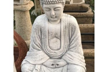 Úgy tartják, hogy a házban és annak környékén elhelyezett Buddha szobor segít abban, hogy a lehető legtöbbet hozzuk ki spirituális utazásunkból és kiegyensúlyozottan éljük a hétköznapjainkat. A szobor kőből készült, az időjárás viszontagságainak teljes mértékben ellenáll, fagyálló.

Egy Buddha szobor kiváló ajándék lehet olyanok számára, akik a buddhizmus követői, vagy szoktak meditálni, esetleg kellemesnek tartják a Buddha szobor kisugárzását. Az pedig tagadhatatlan, hogy egy Buddha szobor milyen szép díszítő elemként funkcionálhat a nappaliban, a hálószobában vagy éppen a verandán, kertben.

Méretek:
Magasság: 40 cm
Tömeg: 20 kg

Fedezze fel a Kerti Díszek csodálatos világát!
Cím: Dunavarsány, Barátság u. 1. (51-es főút)
Telefon: 06 70 / 299 2066 – Érdeklődni kizárólag telefonon!
Weboldal: https://kertidiszek.hu

Kínálatunkban megtalálható többek között:
– Kerti szobrok – Varázsolja el kertjét egyedi és stílusos díszekkel!
– Szökőkutak – Frissítse fel kültéri terét egy gyönyörű vízi elemmel!
– Figurák – Tökéletes kiegészítők, amelyek személyiséget adnak a kertjének!
– Kerti lámpások – Teremtsen hangulatos fényt az esti órákra!
– Kerti grillek – Élvezze a szabadtéri sütögetést barátokkal, családdal!

Látogasson el weboldalunkra, és válassza ki a kertjéhez legjobban illő díszeket!

ℹ️ A hirdetésben szereplő képek és adatok tájékoztató jellegűek, kisebb eltérések előfordulhatnak.
A készlettel és házhoz szállítással kapcsolatban kérjük, telefonon érdeklődjön!