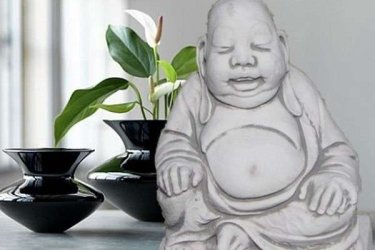 Buddha jelentése felébredett, azaz megvilágosodott. A legenda szerint a 29 éves herceget, akinek anyja belehalt a szülésbe, s akit apja a külvilágtól elzárva neveltetett, egy kikocsizás alkalmával megrázó élmény érte...

Egy beteget, egy aggastyánt és egy halottat látott meg, ami rádöbbentette az élet hiábavalóságára és, hogy a lét puszta szenvedés. Ezért elhagyta családját és otthonát, s a nincstelen vándoraszkéták útjára lépett.

Buddha szobraink különböző méretekben kaphatok. Termékünk műköböl készült ezért ellenáll az idő viszontagságainak, fagyálló.

Méretek:
Magasság: 40 cm
Szélesség: 38 cm
Tömeg: 18 kg

Fedezze fel a Kerti Díszek csodálatos világát!
Cím: Dunavarsány, Barátság u. 1. (51-es főút)
Telefon: 06 70 / 299 2066 – Érdeklődni kizárólag telefonon!
Weboldal: https://kertidiszek.hu

Kínálatunkban megtalálható többek között:
– Kerti szobrok – Varázsolja el kertjét egyedi és stílusos díszekkel!
– Szökőkutak – Frissítse fel kültéri terét egy gyönyörű vízi elemmel!
– Figurák – Tökéletes kiegészítők, amelyek személyiséget adnak a kertjének!
– Kerti lámpások – Teremtsen hangulatos fényt az esti órákra!
– Kerti grillek – Élvezze a szabadtéri sütögetést barátokkal, családdal!

Látogasson el weboldalunkra, és válassza ki a kertjéhez legjobban illő díszeket!

ℹ️ A hirdetésben szereplő képek és adatok tájékoztató jellegűek, kisebb eltérések előfordulhatnak.
A készlettel és házhoz szállítással kapcsolatban kérjük, telefonon érdeklődjön!