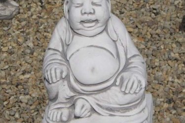 Buddha jelentése felébredett, azaz megvilágosodott. A legenda szerint a 29 éves herceget, akinek anyja belehalt a szülésbe, s akit apja a külvilágtól elzárva neveltetett, egy kikocsizás alkalmával megrázó élmény érte...

Egy beteget, egy aggastyánt és egy halottat látott meg, ami rádöbbentette az élet hiábavalóságára és, hogy a lét puszta szenvedés. Ezért elhagyta családját és otthonát, s a nincstelen vándoraszkéták útjára lépett.

Buddha szobraink különböző méretekben kaphatok. Termékünk műköböl készült ezért ellenáll az idő viszontagságainak, fagyálló.

Méretek:
Magasság: 40 cm
Szélesség: 38 cm
Tömeg: 18 kg

Fedezze fel a Kerti Díszek csodálatos világát!
Cím: Dunavarsány, Barátság u. 1. (51-es főút)
Telefon: 06 70 / 299 2066 – Érdeklődni kizárólag telefonon!
Weboldal: https://kertidiszek.hu

Kínálatunkban megtalálható többek között:
– Kerti szobrok – Varázsolja el kertjét egyedi és stílusos díszekkel!
– Szökőkutak – Frissítse fel kültéri terét egy gyönyörű vízi elemmel!
– Figurák – Tökéletes kiegészítők, amelyek személyiséget adnak a kertjének!
– Kerti lámpások – Teremtsen hangulatos fényt az esti órákra!
– Kerti grillek – Élvezze a szabadtéri sütögetést barátokkal, családdal!

Látogasson el weboldalunkra, és válassza ki a kertjéhez legjobban illő díszeket!

ℹ️ A hirdetésben szereplő képek és adatok tájékoztató jellegűek, kisebb eltérések előfordulhatnak.
A készlettel és házhoz szállítással kapcsolatban kérjük, telefonon érdeklődjön!