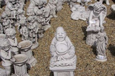 Buddha jelentése felébredett, azaz megvilágosodott. A legenda szerint a 29 éves herceget, akinek anyja belehalt a szülésbe, s akit apja a külvilágtól elzárva neveltetett, egy kikocsizás alkalmával megrázó élmény érte...

Egy beteget, egy aggastyánt és egy halottat látott meg, ami rádöbbentette az élet hiábavalóságára és, hogy a lét puszta szenvedés. Ezért elhagyta családját és otthonát, s a nincstelen vándoraszkéták útjára lépett.

Buddha szobraink különböző méretekben kaphatok. Termékünk műköböl készült ezért ellenáll az idő viszontagságainak, fagyálló.

Méretek:
Magasság: 40 cm
Szélesség: 38 cm
Tömeg: 18 kg

Fedezze fel a Kerti Díszek csodálatos világát!
Cím: Dunavarsány, Barátság u. 1. (51-es főút)
Telefon: 06 70 / 299 2066 – Érdeklődni kizárólag telefonon!
Weboldal: https://kertidiszek.hu

Kínálatunkban megtalálható többek között:
– Kerti szobrok – Varázsolja el kertjét egyedi és stílusos díszekkel!
– Szökőkutak – Frissítse fel kültéri terét egy gyönyörű vízi elemmel!
– Figurák – Tökéletes kiegészítők, amelyek személyiséget adnak a kertjének!
– Kerti lámpások – Teremtsen hangulatos fényt az esti órákra!
– Kerti grillek – Élvezze a szabadtéri sütögetést barátokkal, családdal!

Látogasson el weboldalunkra, és válassza ki a kertjéhez legjobban illő díszeket!

ℹ️ A hirdetésben szereplő képek és adatok tájékoztató jellegűek, kisebb eltérések előfordulhatnak.
A készlettel és házhoz szállítással kapcsolatban kérjük, telefonon érdeklődjön!