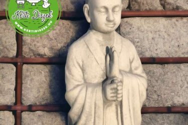 Álló Buddha szobor elegáns köntösben. Jelentése a kéztartásának Áldó. Termékeink műkő minőségi fagyálló anyagból készültek. Ellen állnak az időjárás viszontagságainak.UV és Fagyállók.

A buddhizmusban a félelemnélküliséget mutatja, távol tartja a tudatlanságot és a zavaró érzelmeket. Ha valakinek áldásra, védelemre van szüksége, csak kérni kell tőle ezt az energiát és megkapja. Ugyanakkor a Buddha szobor megtisztítja az elmét. Továbbá segít felépíteni azt a magabiztosságot, mely által túl tudunk lépni a negatív érzelmeinken és a félelmeinken. Éberen tartja elménket, s segít abban, hogy figyelmünket a saját valós világunkra tudjuk összpontosítani.

Méretek:
Magasság:  72 cm
Tömeg:      30 kg

Fedezze fel a Kerti Díszek csodálatos világát!
Cím: Dunavarsány, Barátság u. 1. (51-es főút)
Telefon: 06 70 / 299 2066 – Érdeklődni kizárólag telefonon!
Weboldal: https://kertidiszek.hu

Kínálatunkban megtalálható többek között:
– Kerti szobrok – Varázsolja el kertjét egyedi és stílusos díszekkel!
– Szökőkutak – Frissítse fel kültéri terét egy gyönyörű vízi elemmel!
– Figurák – Tökéletes kiegészítők, amelyek személyiséget adnak a kertjének!
– Kerti lámpások – Teremtsen hangulatos fényt az esti órákra!
– Kerti grillek – Élvezze a szabadtéri sütögetést barátokkal, családdal!

Látogasson el weboldalunkra, és válassza ki a kertjéhez legjobban illő díszeket!

ℹ️ A hirdetésben szereplő képek és adatok tájékoztató jellegűek, kisebb eltérések előfordulhatnak.
A készlettel és házhoz szállítással kapcsolatban kérjük, telefonon érdeklődjön!