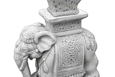 Az elefánt mostanában leginkább, mint szerencsehozó motívum vonul be életünkbe. Ez a méltóságteljes állat gyakran összekapcsolódik a feng shui-val is, hiszen sokan helyeznek elefánt alakú tárgyakat lakásukba, életterükbe. Dekorációs termékeink minőségi kő zúzalékból készülnek, az időjárás viszontagságainak teljes mértékben ellenállnak és fagyállók.

Virágtartót az ár tartalmazza.

Örök kérdés az elefánt elhelyezésénél, hogy az állat ormánya felfelé vagy lefelé álljon. A közhiedelemmel ellentétben a lefelé mutató ormány nem hoz balszerencsét, sokkal inkább azt jelenti, hogy képesek vagyunk leküzdeni minden akadályt, anélkül, hogy belepusztulnánk; a felfelé mutató ormány pedig a jószerencse áradását hozhatja életünkbe. Az már teljességgel rajtunk múlik, melyiket választjuk, nekünk kell eldönteni, hogy szerencsére, avagy kitartásra van-e szükségünk életünk adott.

Dunavarsányi telephelyükre érdemes ellátogatni választékunk kimeríthetetlen, kedves kis kerti szobrok terén, legyen az elefánt, oroszlán, buddha, vagy történelmi szobor, nálunk mindent megtalálsz a kerted szebbé tételéhez.

Méretek
Magasság: 43cm
Tömeg:     55kg

Fedezze fel a Kerti Díszek csodálatos világát!
???? Cím: Dunavarsány, Barátság u. 1. (51-es főút)
???? Telefon: 06 70 / 299 2066 – Érdeklődni kizárólag telefonon!
???? Weboldal: https://kertidiszek.hu

Kínálatunkban megtalálható többek között:
– Kerti szobrok – Varázsolja el kertjét egyedi és stílusos díszekkel!
– Szökőkutak – Frissítse fel kültéri terét egy gyönyörű vízi elemmel!
– Figurák – Tökéletes kiegészítők, amelyek személyiséget adnak a kertjének!
– Kerti lámpások – Teremtsen hangulatos fényt az esti órákra!
– Kerti grillek – Élvezze a szabadtéri sütögetést barátokkal, családdal!

Látogasson el weboldalunkra, és válassza ki a kertjéhez legjobban illő díszeket!

ℹ️ A hirdetésben szereplő képek és adatok tájékoztató jellegűek, kisebb eltérések előfordulhatnak.
A készlettel és házhoz szállítással kapcsolatban kérjük, telefonon érdeklődjön!