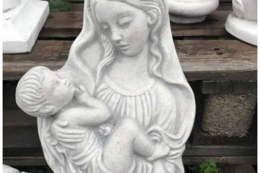 Kültéri dekorációs termékeink minőségi kőzúzalékból készülnek, az időjárás viszontagságainak teljes mértékben ellenállnak fagyállók.  Mária gyermekével falidíszünk meghittséget és nyugodtságot varázsol otthonában.

Mária gyermekével falidíszek közé tartozik. Webáruházunkban megrendelhető termékeink készlet függvényében átvehetők. A megrendelést követően informáljuk, hogy a választott termék rögtön átvehető illetve hosszabb időt igényel-e gyártása. Az esetben, ha hosszabb szállítási idő szükséges (fuvartól függően 2-4 hét) a termék megérkezésekor rögtön értesítjük vásárlónkat.

Méretek:
Magasság: 33 cm
Tömeg: 5 kg

Fedezze fel a Kerti Díszek csodálatos világát!
Cím: Dunavarsány, Barátság u. 1. (51-es főút)
Telefon: 06 70 / 299 2066 – Érdeklődni kizárólag telefonon!
Weboldal: https://kertidiszek.hu

Kínálatunkban megtalálható többek között:
– Kerti szobrok – Varázsolja el kertjét egyedi és stílusos díszekkel!
– Szökőkutak – Frissítse fel kültéri terét egy gyönyörű vízi elemmel!
– Figurák – Tökéletes kiegészítők, amelyek személyiséget adnak a kertjének!
– Kerti lámpások – Teremtsen hangulatos fényt az esti órákra!
– Kerti grillek – Élvezze a szabadtéri sütögetést barátokkal, családdal!

Látogasson el weboldalunkra, és válassza ki a kertjéhez legjobban illő díszeket!

ℹ️ A hirdetésben szereplő képek és adatok tájékoztató jellegűek, kisebb eltérések előfordulhatnak.
A készlettel és házhoz szállítással kapcsolatban kérjük, telefonon érdeklődjön!