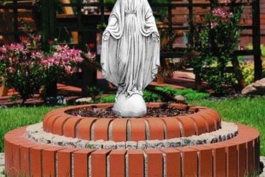 Különlegesen szép szobrainkat ajánljuk templomkertek síremlék kiegészítésre, díszítésre kaphatok sírvázák, angyalok több ezer négyzetméteren válogathat kültéri szobrainkból kerti díszeinkből. Termékeink minőségi közuzalékból készülnek, az időjárás viszontagságainak teljes mértékben ellenállnak fagyállók.

Termékeink alapanyaga kő, ezért az idő viszontagságainak teljes mértékben ellenállnak. Mária szobor egyházi témájú műkő szobrok. Óriási kínállattal várjuk kőkereskedésünkben, hazánkban a legnagyobb méretű kerti szobrok.

Méretek:
Magasság: 70 cm
Tömeg:     24 kg

Fedezze fel a Kerti Díszek csodálatos világát!
Cím: Dunavarsány, Barátság u. 1. (51-es főút)
Telefon: 06 70 / 299 2066 – Érdeklődni kizárólag telefonon!
Weboldal: https://kertidiszek.hu

Kínálatunkban megtalálható többek között:
– Kerti szobrok – Varázsolja el kertjét egyedi és stílusos díszekkel!
– Szökőkutak – Frissítse fel kültéri terét egy gyönyörű vízi elemmel!
– Figurák – Tökéletes kiegészítők, amelyek személyiséget adnak a kertjének!
– Kerti lámpások – Teremtsen hangulatos fényt az esti órákra!
– Kerti grillek – Élvezze a szabadtéri sütögetést barátokkal, családdal!

Látogasson el weboldalunkra, és válassza ki a kertjéhez legjobban illő díszeket!

ℹ️ A hirdetésben szereplő képek és adatok tájékoztató jellegűek, kisebb eltérések előfordulhatnak.
A készlettel és házhoz szállítással kapcsolatban kérjük, telefonon érdeklődjön!