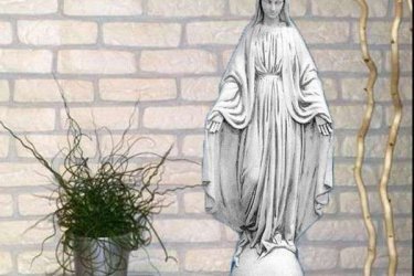 Különlegesen szép szobrainkat ajánljuk templomkertek síremlék kiegészítésre, díszítésre kaphatok sírvázák, angyalok több ezer négyzetméteren válogathat kültéri szobrainkból kerti díszeinkből. Termékeink minőségi közuzalékból készülnek, az időjárás viszontagságainak teljes mértékben ellenállnak fagyállók.

Termékeink alapanyaga kő, ezért az idő viszontagságainak teljes mértékben ellenállnak. Mária szobor egyházi témájú műkő szobrok. Óriási kínállattal várjuk kőkereskedésünkben, hazánkban a legnagyobb méretű kerti szobrok.

Méretek:
Magasság: 70 cm
Tömeg:     24 kg

Fedezze fel a Kerti Díszek csodálatos világát!
Cím: Dunavarsány, Barátság u. 1. (51-es főút)
Telefon: 06 70 / 299 2066 – Érdeklődni kizárólag telefonon!
Weboldal: https://kertidiszek.hu

Kínálatunkban megtalálható többek között:
– Kerti szobrok – Varázsolja el kertjét egyedi és stílusos díszekkel!
– Szökőkutak – Frissítse fel kültéri terét egy gyönyörű vízi elemmel!
– Figurák – Tökéletes kiegészítők, amelyek személyiséget adnak a kertjének!
– Kerti lámpások – Teremtsen hangulatos fényt az esti órákra!
– Kerti grillek – Élvezze a szabadtéri sütögetést barátokkal, családdal!

Látogasson el weboldalunkra, és válassza ki a kertjéhez legjobban illő díszeket!

ℹ️ A hirdetésben szereplő képek és adatok tájékoztató jellegűek, kisebb eltérések előfordulhatnak.
A készlettel és házhoz szállítással kapcsolatban kérjük, telefonon érdeklődjön!