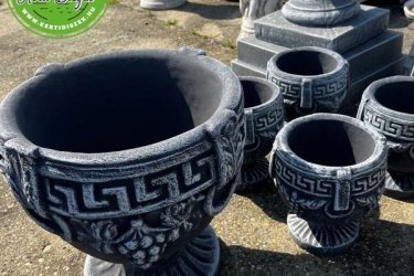 Műkőből készült az időjárás viszontagságainak teljes mértékben ellenáll, fagyálló. Méretéből adódóan látványos és nagyon szép utcafrontok, boltok, üzletek, kültéri dekorációjaként.

A Görög virágtartó előnye hogy nyáron nem forrósodik fel benne föld és jól tartja a nedvességet. A műanyag kaspókkal ellentétben jól fejlődik benne a növény.

Webáruházunkban megrendelhető termékeink készlet függvényében átvehetők. A megrendelést követően informáljuk, hogy a választott termék rögtön átvehető illetve hosszabb időt igényel-e. Az esetben, ha hosszabb szállítási idő szükséges (fuvartól függően 2-4 hét) a termék megérkezésekor rögtön értesítjük vásárlónkat.

Méretek:
Magasság:    47 cm
Tömeg:        51 kg
Átmérő:       41 cm

Fedezze fel a Kerti Díszek csodálatos világát!
Cím: Dunavarsány, Barátság u. 1. (51-es főút)
Telefon: 06 70 / 299 2066 – Érdeklődni kizárólag telefonon!
Weboldal: https://kertidiszek.hu

Kínálatunkban megtalálható többek között:
– Kerti szobrok – Varázsolja el kertjét egyedi és stílusos díszekkel!
– Szökőkutak – Frissítse fel kültéri terét egy gyönyörű vízi elemmel!
– Figurák – Tökéletes kiegészítők, amelyek személyiséget adnak a kertjének!
– Kerti lámpások – Teremtsen hangulatos fényt az esti órákra!
– Kerti grillek – Élvezze a szabadtéri sütögetést barátokkal, családdal!

Látogasson el weboldalunkra, és válassza ki a kertjéhez legjobban illő díszeket!

ℹ️ A hirdetésben szereplő képek és adatok tájékoztató jellegűek, kisebb eltérések előfordulhatnak.
A készlettel és házhoz szállítással kapcsolatban kérjük, telefonon érdeklődjön!