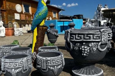 Műkőből készült az időjárás viszontagságainak teljes mértékben ellenáll, fagyálló. Méretéből adódóan látványos és nagyon szép utcafrontok, boltok, üzletek, kültéri dekorációjaként.

A Görög virágtartó előnye hogy nyáron nem forrósodik fel benne föld és jól tartja a nedvességet. A műanyag kaspókkal ellentétben jól fejlődik benne a növény.

Webáruházunkban megrendelhető termékeink készlet függvényében átvehetők. A megrendelést követően informáljuk, hogy a választott termék rögtön átvehető illetve hosszabb időt igényel-e. Az esetben, ha hosszabb szállítási idő szükséges (fuvartól függően 2-4 hét) a termék megérkezésekor rögtön értesítjük vásárlónkat.

Méretek:
Magasság:    47 cm
Tömeg:        51 kg
Átmérő:       41 cm

Fedezze fel a Kerti Díszek csodálatos világát!
Cím: Dunavarsány, Barátság u. 1. (51-es főút)
Telefon: 06 70 / 299 2066 – Érdeklődni kizárólag telefonon!
Weboldal: https://kertidiszek.hu

Kínálatunkban megtalálható többek között:
– Kerti szobrok – Varázsolja el kertjét egyedi és stílusos díszekkel!
– Szökőkutak – Frissítse fel kültéri terét egy gyönyörű vízi elemmel!
– Figurák – Tökéletes kiegészítők, amelyek személyiséget adnak a kertjének!
– Kerti lámpások – Teremtsen hangulatos fényt az esti órákra!
– Kerti grillek – Élvezze a szabadtéri sütögetést barátokkal, családdal!

Látogasson el weboldalunkra, és válassza ki a kertjéhez legjobban illő díszeket!

ℹ️ A hirdetésben szereplő képek és adatok tájékoztató jellegűek, kisebb eltérések előfordulhatnak.
A készlettel és házhoz szállítással kapcsolatban kérjük, telefonon érdeklődjön!