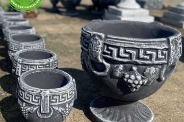 Műkőből készült az időjárás viszontagságainak teljes mértékben ellenáll, fagyálló. Méretéből adódóan látványos és nagyon szép utcafrontok, boltok, üzletek, kültéri dekorációjaként. 

A Görög virágtartó előnye hogy nyáron nem forrósodik fel benne föld és jól tartja a nedvességet. A műanyag kaspókkal ellentétben jól fejlődik benne a növény.

Webáruházunkban megrendelhető termékeink készlet függvényében átvehetők. A megrendelést követően informáljuk, hogy a választott termék rögtön átvehető illetve hosszabb időt igényel-e. Az esetben, ha hosszabb szállítási idő szükséges (fuvartól függően 2-4 hét) a termék megérkezésekor rögtön értesítjük vásárlónkat.

Méretek:
Magasság:    27 cm
Tömeg:        10 kg
Átmérő:       22 cm

Fedezze fel a Kerti Díszek csodálatos világát!
Cím: Dunavarsány, Barátság u. 1. (51-es főút)
Telefon: 06 70 / 299 2066 – Érdeklődni kizárólag telefonon!
Weboldal: https://kertidiszek.hu

Kínálatunkban megtalálható többek között:
– Kerti szobrok – Varázsolja el kertjét egyedi és stílusos díszekkel!
– Szökőkutak – Frissítse fel kültéri terét egy gyönyörű vízi elemmel!
– Figurák – Tökéletes kiegészítők, amelyek személyiséget adnak a kertjének!
– Kerti lámpások – Teremtsen hangulatos fényt az esti órákra!
– Kerti grillek – Élvezze a szabadtéri sütögetést barátokkal, családdal!

Látogasson el weboldalunkra, és válassza ki a kertjéhez legjobban illő díszeket!

ℹ️ A hirdetésben szereplő képek és adatok tájékoztató jellegűek, kisebb eltérések előfordulhatnak.
A készlettel és házhoz szállítással kapcsolatban kérjük, telefonon érdeklődjön!