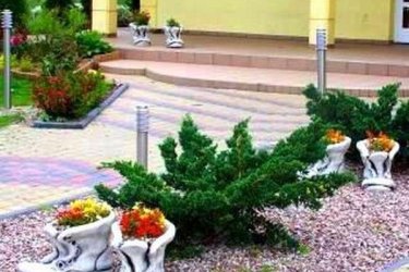 A cserepes virágok és növények nagy szabadságot adnak egy kis kertben. A jól megválasztott növények lehetőséget adnak a kis kert átrendezésére anélkül, hogy komoly földmunkát kellene végeznünk, ezáltal évente többször léphetünk be egy-egy megújult kertbe. 

Mivel természetes anyag a kő, ezért remekül illik a zöld környezetbe, jól mutat a növényeinkkel együtt. Termékeink minőségi kő zúzalékból készülnek, az időjárás viszontagságainak teljes mértékben ellenállnak és fagyállóak. Évtizedeken keresztül élvezheti látványát a kertjében. Az oldalon szereplő képek és adatok tájékoztató jellegűek, azok a valóságban minimálisan eltérhetnek az itt feltüntetettektől. Látogasson el dunavarsányi kőkereskedésünkbe, ahol több ezer kerti dísszel várjuk Önt és kedves családját.

Méretek:
Magasság: 35cm
Hosszúság: 50cm
Szélessége 30cm
Tömeg: 34kg

Fedezze fel a Kerti Díszek csodálatos világát!
Cím: Dunavarsány, Barátság u. 1. (51-es főút)
Telefon: 06 70 / 299 2066 – Érdeklődni kizárólag telefonon!
Weboldal: https://kertidiszek.hu

Kínálatunkban megtalálható többek között:
– Kerti szobrok – Varázsolja el kertjét egyedi és stílusos díszekkel!
– Szökőkutak – Frissítse fel kültéri terét egy gyönyörű vízi elemmel!
– Figurák – Tökéletes kiegészítők, amelyek személyiséget adnak a kertjének!
– Kerti lámpások – Teremtsen hangulatos fényt az esti órákra!
– Kerti grillek – Élvezze a szabadtéri sütögetést barátokkal, családdal!

Látogasson el weboldalunkra, és válassza ki a kertjéhez legjobban illő díszeket!

ℹ️ A hirdetésben szereplő képek és adatok tájékoztató jellegűek, kisebb eltérések előfordulhatnak.
A készlettel és házhoz szállítással kapcsolatban kérjük, telefonon érdeklődjön!