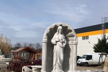 Termékeink alapanyaga kő, ezért az idő viszontagságainak teljes mértékben ellenállnak. Jézus szíve szobor oltárházban nagyon szép kidolgozással készült szobor. Jézus szobor több méretben kapható. Kültéri dekorációs termékeink minőségi kő zúzalékból készülnek, az időjárás viszontagságainak teljes mértékben ellenállnak és fagyállók. 

Szűz Mária szobrok, szent szobrok, angyalok, oszlopok, hatalmas választékban a dunavarsányi lerakattunkban. Mária szobor egyházi témájú műkő szobrok óriási kínállatával várjuk kőkereskedésünkben.

Méretek:
Magasság: 95cm
Szélesség: 70cm
Tömeg:    135kg

Fedezze fel a Kerti Díszek csodálatos világát!
Cím: Dunavarsány, Barátság u. 1. (51-es főút)
Telefon: 06 70 / 299 2066 – Érdeklődni kizárólag telefonon!
Weboldal: https://kertidiszek.hu

Kínálatunkban megtalálható többek között:
– Kerti szobrok – Varázsolja el kertjét egyedi és stílusos díszekkel!
– Szökőkutak – Frissítse fel kültéri terét egy gyönyörű vízi elemmel!
– Figurák – Tökéletes kiegészítők, amelyek személyiséget adnak a kertjének!
– Kerti lámpások – Teremtsen hangulatos fényt az esti órákra!
– Kerti grillek – Élvezze a szabadtéri sütögetést barátokkal, családdal!

Látogasson el weboldalunkra, és válassza ki a kertjéhez legjobban illő díszeket!

ℹ️ A hirdetésben szereplő képek és adatok tájékoztató jellegűek, kisebb eltérések előfordulhatnak.
A készlettel és házhoz szállítással kapcsolatban kérjük, telefonon érdeklődjön!