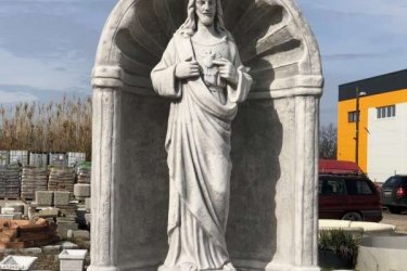 Termékeink alapanyaga kő, ezért az idő viszontagságainak teljes mértékben ellenállnak. Jézus szíve szobor oltárházban nagyon szép kidolgozással készült szobor. Jézus szobor több méretben kapható. Kültéri dekorációs termékeink minőségi kő zúzalékból készülnek, az időjárás viszontagságainak teljes mértékben ellenállnak és fagyállók. 

Szűz Mária szobrok, szent szobrok, angyalok, oszlopok, hatalmas választékban a dunavarsányi lerakattunkban. Mária szobor egyházi témájú műkő szobrok óriási kínállatával várjuk kőkereskedésünkben.

Méretek:
Magasság: 95cm
Szélesség: 70cm
Tömeg:    135kg

Fedezze fel a Kerti Díszek csodálatos világát!
Cím: Dunavarsány, Barátság u. 1. (51-es főút)
Telefon: 06 70 / 299 2066 – Érdeklődni kizárólag telefonon!
Weboldal: https://kertidiszek.hu

Kínálatunkban megtalálható többek között:
– Kerti szobrok – Varázsolja el kertjét egyedi és stílusos díszekkel!
– Szökőkutak – Frissítse fel kültéri terét egy gyönyörű vízi elemmel!
– Figurák – Tökéletes kiegészítők, amelyek személyiséget adnak a kertjének!
– Kerti lámpások – Teremtsen hangulatos fényt az esti órákra!
– Kerti grillek – Élvezze a szabadtéri sütögetést barátokkal, családdal!

Látogasson el weboldalunkra, és válassza ki a kertjéhez legjobban illő díszeket!

ℹ️ A hirdetésben szereplő képek és adatok tájékoztató jellegűek, kisebb eltérések előfordulhatnak.
A készlettel és házhoz szállítással kapcsolatban kérjük, telefonon érdeklődjön!
