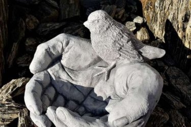Madáritató kőből készült, ezért ha árnyékba helyezzük a nagy forróságban az anyaga miatt hűvösen tartja a vizet. Az új madáritatónk nagyon szép kidolgozású és bájos a kertben elhelyezve. Télen használható madáretetőként.

Webáruházunkban megrendelhető termékeink készlet függvényében átvehetők. A megrendelést követően informáljuk, hogy a választott termék rögtön átvehető illetve hosszabb időt igényel-e gyártásuk. Az esetben, ha hosszabb szállítási idő szükséges (fuvartól függően 2-4 hét) a termék megérkezésekor rögtön értesítjük vásárlónkat.

Méretek:
Magasság:  17 cm
Tömeg:       6 kg

Fedezze fel a Kerti Díszek csodálatos világát!
Cím: Dunavarsány, Barátság u. 1. (51-es főút)
Telefon: 06 70 / 299 2066 – Érdeklődni kizárólag telefonon!
Weboldal: https://kertidiszek.hu

Kínálatunkban megtalálható többek között:
– Kerti szobrok – Varázsolja el kertjét egyedi és stílusos díszekkel!
– Szökőkutak – Frissítse fel kültéri terét egy gyönyörű vízi elemmel!
– Figurák – Tökéletes kiegészítők, amelyek személyiséget adnak a kertjének!
– Kerti lámpások – Teremtsen hangulatos fényt az esti órákra!
– Kerti grillek – Élvezze a szabadtéri sütögetést barátokkal, családdal!

Látogasson el weboldalunkra, és válassza ki a kertjéhez legjobban illő díszeket!

ℹ️ A hirdetésben szereplő képek és adatok tájékoztató jellegűek, kisebb eltérések előfordulhatnak.
A készlettel és házhoz szállítással kapcsolatban kérjük, telefonon érdeklődjön!