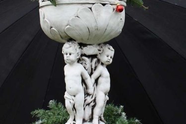 A luxus virágtartó gyönyörű kerti szoborként is funkcionál. Ajánljuk vendéglátóhelyekre, teraszokra, kertekbe, karácsonyi dekorációnak, de a lakásban, vagy rendezvény díszként is lenyűgöző látvány maga a kaspó, hát még ha virágot is ültetünk bele… 

Angyalcsoportos virágtartó különlegessége a díszes oszloprész. Finoman megmunkált dombormű teszi egyedivé. Kerti fagyálló angyalokkal virágtartóként vagy kerti csobogóként is használható. Termékeink minőségi kő zúzalékból készülnek, az időjárás viszontagságainak teljes mértékben ellenállnak és fagyállóak. Mielőtt döntene, tekintse meg méretbeli választékunkat.

Méretek:
Magasság: 65 cm
Tömeg: 43 kg
Átmérő: 29x39 cm

Fedezze fel a Kerti Díszek csodálatos világát!
Cím: Dunavarsány, Barátság u. 1. (51-es főút)
Telefon: 06 70 / 299 2066 – Érdeklődni kizárólag telefonon!
Weboldal: https://kertidiszek.hu

Kínálatunkban megtalálható többek között:
– Kerti szobrok – Varázsolja el kertjét egyedi és stílusos díszekkel!
– Szökőkutak – Frissítse fel kültéri terét egy gyönyörű vízi elemmel!
– Figurák – Tökéletes kiegészítők, amelyek személyiséget adnak a kertjének!
– Kerti lámpások – Teremtsen hangulatos fényt az esti órákra!
– Kerti grillek – Élvezze a szabadtéri sütögetést barátokkal, családdal!

Látogasson el weboldalunkra, és válassza ki a kertjéhez legjobban illő díszeket!

ℹ️ A hirdetésben szereplő képek és adatok tájékoztató jellegűek, kisebb eltérések előfordulhatnak.
A készlettel és házhoz szállítással kapcsolatban kérjük, telefonon érdeklődjön!