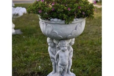 A luxus virágtartó gyönyörű kerti szoborként is funkcionál. Ajánljuk vendéglátóhelyekre, teraszokra, kertekbe, karácsonyi dekorációnak, de a lakásban, vagy rendezvény díszként is lenyűgöző látvány maga a kaspó, hát még ha virágot is ültetünk bele… 

Angyalcsoportos virágtartó különlegessége a díszes oszloprész. Finoman megmunkált dombormű teszi egyedivé. Kerti fagyálló angyalokkal virágtartóként vagy kerti csobogóként is használható. Termékeink minőségi kő zúzalékból készülnek, az időjárás viszontagságainak teljes mértékben ellenállnak és fagyállóak. Mielőtt döntene, tekintse meg méretbeli választékunkat.

Méretek:
Magasság: 65 cm
Tömeg: 43 kg
Átmérő: 29x39 cm

Fedezze fel a Kerti Díszek csodálatos világát!
Cím: Dunavarsány, Barátság u. 1. (51-es főút)
Telefon: 06 70 / 299 2066 – Érdeklődni kizárólag telefonon!
Weboldal: https://kertidiszek.hu

Kínálatunkban megtalálható többek között:
– Kerti szobrok – Varázsolja el kertjét egyedi és stílusos díszekkel!
– Szökőkutak – Frissítse fel kültéri terét egy gyönyörű vízi elemmel!
– Figurák – Tökéletes kiegészítők, amelyek személyiséget adnak a kertjének!
– Kerti lámpások – Teremtsen hangulatos fényt az esti órákra!
– Kerti grillek – Élvezze a szabadtéri sütögetést barátokkal, családdal!

Látogasson el weboldalunkra, és válassza ki a kertjéhez legjobban illő díszeket!

ℹ️ A hirdetésben szereplő képek és adatok tájékoztató jellegűek, kisebb eltérések előfordulhatnak.
A készlettel és házhoz szállítással kapcsolatban kérjük, telefonon érdeklődjön!