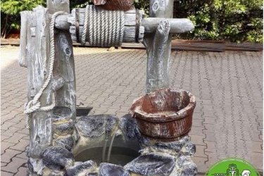 A legújabb termékünk a vadregényes kertek elengedhetetlen dísze. Ez a kerti csobogó nem mindennapi látványosság.  Méretéből adódóan a vízesés látványa, és vízcsobogás hangja garantált a kertben. 

Termékeink nagy szilárdságú I osztályú betonból és műkőből készülnek. A keveréket úgy hoztuk létre, hogy megfeleljen a későbbi felhasználáshoz kapcsolódó összes tartóssági követelménynek, mint például: szilárdság, fagyállóság, beton vízfelvétele. Ezenkívül néhány betonelemet bordás acéllal erősítettünk meg. Hatalmas választék, ezt látnod kell telephelyünkön.

Méretek:
Magasság:      135 cm
Tömeg:          300 kg
Szélesség:     100 cm
Rendelhető színek: barna, szürke

Fedezze fel a Kerti Díszek csodálatos világát!
Cím: Dunavarsány, Barátság u. 1. (51-es főút)
Telefon: 06 70 / 299 2066 – Érdeklődni kizárólag telefonon!
Weboldal: https://kertidiszek.hu

Kínálatunkban megtalálható többek között:
– Kerti szobrok – Varázsolja el kertjét egyedi és stílusos díszekkel!
– Szökőkutak – Frissítse fel kültéri terét egy gyönyörű vízi elemmel!
– Figurák – Tökéletes kiegészítők, amelyek személyiséget adnak a kertjének!
– Kerti lámpások – Teremtsen hangulatos fényt az esti órákra!
– Kerti grillek – Élvezze a szabadtéri sütögetést barátokkal, családdal!

Látogasson el weboldalunkra, és válassza ki a kertjéhez legjobban illő díszeket!

ℹ️ A hirdetésben szereplő képek és adatok tájékoztató jellegűek, kisebb eltérések előfordulhatnak.
A készlettel és házhoz szállítással kapcsolatban kérjük, telefonon érdeklődjön!