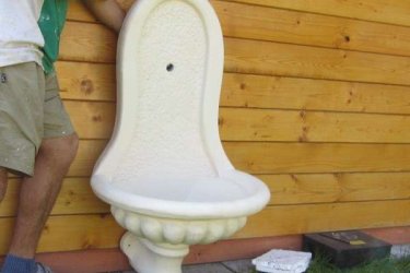 Minőségi alapanyagból készült, különleges eljárással festett kutat kínálunk, mely nem csak tetszetős, de teljes mértékben ellenáll az időjárás viszontagságainak. Több színben rendelhető, a fotók galériában megtalálhatja a szín palettánkat…

Magyarországon egyedüli kínálat falikutakból, kerti kutakból és szökőkutakból. Dunavarsányi minta kertünkben személyesen is meggyőződhet a termékeink minőségéről és válogathat, vásárolhat kínálatunkból. Minőségi alapanyagának köszönhetően a termékeink nem csak tartósak és strapabíróak, de remekül mutatnak a zöld környezetben is. Csap nem tartozék.

Méretek:
Magasság: 83 cm
Szélesség: 60 cm
Tömeg: 65 kg


Fedezze fel a Kerti Díszek csodálatos világát!
Cím: Dunavarsány, Barátság u. 1. (51-es főút)
Telefon: 06 70 / 299 2066 – Érdeklődni kizárólag telefonon!
Weboldal: https://kertidiszek.hu

Kínálatunkban megtalálható többek között:
– Kerti szobrok – Varázsolja el kertjét egyedi és stílusos díszekkel!
– Szökőkutak – Frissítse fel kültéri terét egy gyönyörű vízi elemmel!
– Figurák – Tökéletes kiegészítők, amelyek személyiséget adnak a kertjének!
– Kerti lámpások – Teremtsen hangulatos fényt az esti órákra!
– Kerti grillek – Élvezze a szabadtéri sütögetést barátokkal, családdal!

Látogasson el weboldalunkra, és válassza ki a kertjéhez legjobban illő díszeket!

ℹ️ A hirdetésben szereplő képek és adatok tájékoztató jellegűek, kisebb eltérések előfordulhatnak.
A készlettel és házhoz szállítással kapcsolatban kérjük, telefonon érdeklődjön!