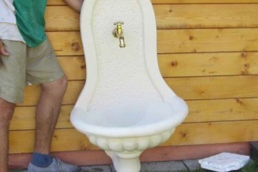 Minőségi alapanyagból készült, különleges eljárással festett kutat kínálunk, mely nem csak tetszetős, de teljes mértékben ellenáll az időjárás viszontagságainak. Több színben rendelhető, a fotók galériában megtalálhatja a szín palettánkat…

Magyarországon egyedüli kínálat falikutakból, kerti kutakból és szökőkutakból. Dunavarsányi minta kertünkben személyesen is meggyőződhet a termékeink minőségéről és válogathat, vásárolhat kínálatunkból. Minőségi alapanyagának köszönhetően a termékeink nem csak tartósak és strapabíróak, de remekül mutatnak a zöld környezetben is. Csap nem tartozék.

Méretek:
Magasság: 83 cm
Szélesség: 60 cm
Tömeg: 65 kg


Fedezze fel a Kerti Díszek csodálatos világát!
Cím: Dunavarsány, Barátság u. 1. (51-es főút)
Telefon: 06 70 / 299 2066 – Érdeklődni kizárólag telefonon!
Weboldal: https://kertidiszek.hu

Kínálatunkban megtalálható többek között:
– Kerti szobrok – Varázsolja el kertjét egyedi és stílusos díszekkel!
– Szökőkutak – Frissítse fel kültéri terét egy gyönyörű vízi elemmel!
– Figurák – Tökéletes kiegészítők, amelyek személyiséget adnak a kertjének!
– Kerti lámpások – Teremtsen hangulatos fényt az esti órákra!
– Kerti grillek – Élvezze a szabadtéri sütögetést barátokkal, családdal!

Látogasson el weboldalunkra, és válassza ki a kertjéhez legjobban illő díszeket!

ℹ️ A hirdetésben szereplő képek és adatok tájékoztató jellegűek, kisebb eltérések előfordulhatnak.
A készlettel és házhoz szállítással kapcsolatban kérjük, telefonon érdeklődjön!