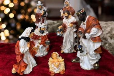 A Betlehem állítása karácsonykor világszerte elterjedt hagyomány, amely templomokban, köztereken, adventi vásárokon, iskolákban, üzletekben, vállalkozásoknál és otthonokban is meghitt ünnepi hangulatot teremt. Magyarországon szinte minden településen állítanak kültéri Betlehemet a főtéren vagy a templom mellett – ezekhez kínáljuk nagy méretű, időtálló figuráinkat.&#13;&#10;&#13;&#10;– A kollekció 7 darabos. – Magasság: 90 cm – Tömeg: 60 kg – Tartós, időjárásálló anyagból készült – Kültéri felállításra is alkalmas – Aprólékosan formázott, pontosan festett részletek&#13;&#10;&#13;&#10;A figurák méltó módon képviselik a karácsony szellemiségét, és látványos elemei lehetnek bármely adventi dekorációnak – legyen szó közterületről, intézményről vagy magánhasználatról.&#13;&#10;&#13;&#10;Rendelhető az adventi időszakra, korlátozott mennyiségben. További információért és rendelésért kérjük, vegye fel velünk a kapcsolatot.&#13;&#10;&#13;&#10;Fedezze fel a Kerti Díszek csodálatos világát!&#13;&#10;Cím: Dunavarsány, Barátság u. 1. (51-es főút)&#13;&#10;Telefon: 06 70 / 299 2066 – Érdeklődni kizárólag telefonon!&#13;&#10;Weboldal: https://kertidiszek.hu&#13;&#10;&#13;&#10;Kínálatunkban megtalálható többek között:&#13;&#10;– Kerti szobrok – Varázsolja el kertjét egyedi és stílusos díszekkel!&#13;&#10;– Szökőkutak – Frissítse fel kültéri terét egy gyönyörű vízi elemmel!&#13;&#10;– Figurák – Tökéletes kiegészítők, amelyek személyiséget adnak a kertjének!&#13;&#10;– Kerti lámpások – Teremtsen hangulatos fényt az esti órákra!&#13;&#10;– Kerti grillek – Élvezze a szabadtéri sütögetést barátokkal, családdal!&#13;&#10;&#13;&#10;Látogasson el weboldalunkra, és válassza ki a kertjéhez legjobban illő díszeket!&#13;&#10;&#13;&#10;A hirdetésben szereplő képek és adatok tájékoztató jellegűek, kisebb eltérések előfordulhatnak.&#13;&#10;A készlettel és házhoz szállítással kapcsolatban kérjük, telefonon érdeklődjön!