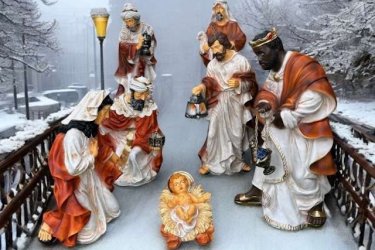 A Betlehem állítása karácsonykor világszerte elterjedt hagyomány, amely templomokban, köztereken, adventi vásárokon, iskolákban, üzletekben, vállalkozásoknál és otthonokban is meghitt ünnepi hangulatot teremt. Magyarországon szinte minden településen állítanak kültéri Betlehemet a főtéren vagy a templom mellett – ezekhez kínáljuk nagy méretű, időtálló figuráinkat.&#13;&#10;&#13;&#10;– A kollekció 7 darabos. – Magasság: 90 cm – Tömeg: 60 kg – Tartós, időjárásálló anyagból készült – Kültéri felállításra is alkalmas – Aprólékosan formázott, pontosan festett részletek&#13;&#10;&#13;&#10;A figurák méltó módon képviselik a karácsony szellemiségét, és látványos elemei lehetnek bármely adventi dekorációnak – legyen szó közterületről, intézményről vagy magánhasználatról.&#13;&#10;&#13;&#10;Rendelhető az adventi időszakra, korlátozott mennyiségben. További információért és rendelésért kérjük, vegye fel velünk a kapcsolatot.&#13;&#10;&#13;&#10;Fedezze fel a Kerti Díszek csodálatos világát!&#13;&#10;Cím: Dunavarsány, Barátság u. 1. (51-es főút)&#13;&#10;Telefon: 06 70 / 299 2066 – Érdeklődni kizárólag telefonon!&#13;&#10;Weboldal: https://kertidiszek.hu&#13;&#10;&#13;&#10;Kínálatunkban megtalálható többek között:&#13;&#10;– Kerti szobrok – Varázsolja el kertjét egyedi és stílusos díszekkel!&#13;&#10;– Szökőkutak – Frissítse fel kültéri terét egy gyönyörű vízi elemmel!&#13;&#10;– Figurák – Tökéletes kiegészítők, amelyek személyiséget adnak a kertjének!&#13;&#10;– Kerti lámpások – Teremtsen hangulatos fényt az esti órákra!&#13;&#10;– Kerti grillek – Élvezze a szabadtéri sütögetést barátokkal, családdal!&#13;&#10;&#13;&#10;Látogasson el weboldalunkra, és válassza ki a kertjéhez legjobban illő díszeket!&#13;&#10;&#13;&#10;A hirdetésben szereplő képek és adatok tájékoztató jellegűek, kisebb eltérések előfordulhatnak.&#13;&#10;A készlettel és házhoz szállítással kapcsolatban kérjük, telefonon érdeklődjön!