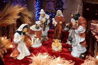 A Betlehem állítása karácsonykor világszerte elterjedt hagyomány, amely templomokban, köztereken, adventi vásárokon, iskolákban, üzletekben, vállalkozásoknál és otthonokban is meghitt ünnepi hangulatot teremt. Magyarországon szinte minden településen állítanak kültéri Betlehemet a főtéren vagy a templom mellett – ezekhez kínáljuk nagy méretű, időtálló figuráinkat.&#13;&#10;&#13;&#10;– A kollekció 7 darabos. – Magasság: 90 cm – Tömeg: 60 kg – Tartós, időjárásálló anyagból készült – Kültéri felállításra is alkalmas – Aprólékosan formázott, pontosan festett részletek&#13;&#10;&#13;&#10;A figurák méltó módon képviselik a karácsony szellemiségét, és látványos elemei lehetnek bármely adventi dekorációnak – legyen szó közterületről, intézményről vagy magánhasználatról.&#13;&#10;&#13;&#10;Rendelhető az adventi időszakra, korlátozott mennyiségben. További információért és rendelésért kérjük, vegye fel velünk a kapcsolatot.&#13;&#10;&#13;&#10;Fedezze fel a Kerti Díszek csodálatos világát!&#13;&#10;Cím: Dunavarsány, Barátság u. 1. (51-es főút)&#13;&#10;Telefon: 06 70 / 299 2066 – Érdeklődni kizárólag telefonon!&#13;&#10;Weboldal: https://kertidiszek.hu&#13;&#10;&#13;&#10;Kínálatunkban megtalálható többek között:&#13;&#10;– Kerti szobrok – Varázsolja el kertjét egyedi és stílusos díszekkel!&#13;&#10;– Szökőkutak – Frissítse fel kültéri terét egy gyönyörű vízi elemmel!&#13;&#10;– Figurák – Tökéletes kiegészítők, amelyek személyiséget adnak a kertjének!&#13;&#10;– Kerti lámpások – Teremtsen hangulatos fényt az esti órákra!&#13;&#10;– Kerti grillek – Élvezze a szabadtéri sütögetést barátokkal, családdal!&#13;&#10;&#13;&#10;Látogasson el weboldalunkra, és válassza ki a kertjéhez legjobban illő díszeket!&#13;&#10;&#13;&#10;A hirdetésben szereplő képek és adatok tájékoztató jellegűek, kisebb eltérések előfordulhatnak.&#13;&#10;A készlettel és házhoz szállítással kapcsolatban kérjük, telefonon érdeklődjön!