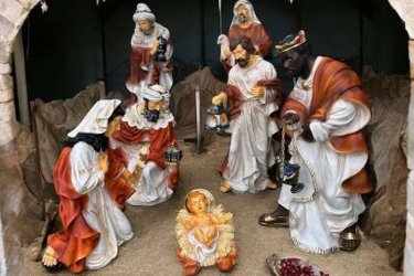 A Betlehem állítása karácsonykor világszerte elterjedt hagyomány, amely templomokban, köztereken, adventi vásárokon, iskolákban, üzletekben, vállalkozásoknál és otthonokban is meghitt ünnepi hangulatot teremt. Magyarországon szinte minden településen állítanak kültéri Betlehemet a főtéren vagy a templom mellett – ezekhez kínáljuk nagy méretű, időtálló figuráinkat.&#13;&#10;&#13;&#10;– A kollekció 7 darabos. – Magasság: 90 cm – Tömeg: 60 kg – Tartós, időjárásálló anyagból készült – Kültéri felállításra is alkalmas – Aprólékosan formázott, pontosan festett részletek&#13;&#10;&#13;&#10;A figurák méltó módon képviselik a karácsony szellemiségét, és látványos elemei lehetnek bármely adventi dekorációnak – legyen szó közterületről, intézményről vagy magánhasználatról.&#13;&#10;&#13;&#10;Rendelhető az adventi időszakra, korlátozott mennyiségben. További információért és rendelésért kérjük, vegye fel velünk a kapcsolatot.&#13;&#10;&#13;&#10;Fedezze fel a Kerti Díszek csodálatos világát!&#13;&#10;Cím: Dunavarsány, Barátság u. 1. (51-es főút)&#13;&#10;Telefon: 06 70 / 299 2066 – Érdeklődni kizárólag telefonon!&#13;&#10;Weboldal: https://kertidiszek.hu&#13;&#10;&#13;&#10;Kínálatunkban megtalálható többek között:&#13;&#10;– Kerti szobrok – Varázsolja el kertjét egyedi és stílusos díszekkel!&#13;&#10;– Szökőkutak – Frissítse fel kültéri terét egy gyönyörű vízi elemmel!&#13;&#10;– Figurák – Tökéletes kiegészítők, amelyek személyiséget adnak a kertjének!&#13;&#10;– Kerti lámpások – Teremtsen hangulatos fényt az esti órákra!&#13;&#10;– Kerti grillek – Élvezze a szabadtéri sütögetést barátokkal, családdal!&#13;&#10;&#13;&#10;Látogasson el weboldalunkra, és válassza ki a kertjéhez legjobban illő díszeket!&#13;&#10;&#13;&#10;A hirdetésben szereplő képek és adatok tájékoztató jellegűek, kisebb eltérések előfordulhatnak.&#13;&#10;A készlettel és házhoz szállítással kapcsolatban kérjük, telefonon érdeklődjön!