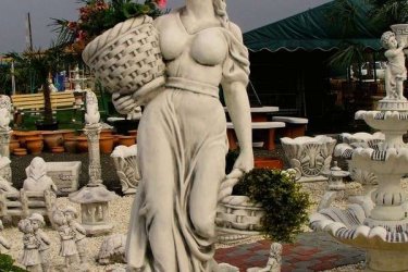 Kiss Zsuzsa kerti nagy szobor