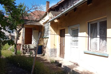 Nyugalom és békesség ez a legjobb kifejezés Erdőtarcsára, a Cserhát völgyében megbújó kis falura. Ha szeretne egy ilyen helyen élni, de mégis elérhető távolságra nagyobb városoktól, akkor ez az eladó ház Önnek való.

Erdőtarcsa 20 km-re található Hatvantól, Váctól 30 km-re, Budapesttől 60 km távolságra.  A települést a népnyelv  " kastélyos falunak"  hívja mivel több kúria és  kastély jelenleg  is jó állapotban várja vendégeit. 

Az eladásra kínált családi ház 60 m2 2+1 szobás, a központhoz közel, egy csendes utcában található. Az épület vegyes falazatú, a homlokzata és oldalfala klinker téglával van védve, díszítve.  Az 50-es években épült ház eredetileg két szobás, de hozzáépítésre került még egy tároló, nyári konyha, és egy garázs. Az épület jelenlegi állapotában lakható, de felújításra szorul, egy külső, belső felújítással visszanyerheti eredeti állapotát. A ház teljes közművel el van látva, azonban a kerti kútnak köszönhetően hidroforos vízellátást használ a jelenlegi tulajdonos. Az ingatlanba a gáz bevezetésre került, napjainkban egy kályha adja a ház melegét. Az épülethez  csatlakozik egy  állattartásra alkalmas ól, karám. Ez jól jöhet azoknak, akik az 1628 négyzetméteres sík telket állattartásra is szeretnék használni. A telek végében patak csörgedezik, ami szintén emeli a telek értékét. Autónkat zárt garázsban tárolhatjuk az épülettel egybeépített garázsban. 
Az elmúlt években a településre több fiatal család költözött a CSOK jóvoltából, ennek köszönhetően a község lakossága nem csökken. A községben óvoda és élelmiszer bolt működik.

A házra CSOK felvehető. 
Az új Otthon Start 3%-os kölcsön szintén felvehető az ingatlanra szeptembertől.
Hitelfelvételben segítek, forduljon hozzám bizalommal.

Várom érdeklődését:

Windberg Péter


