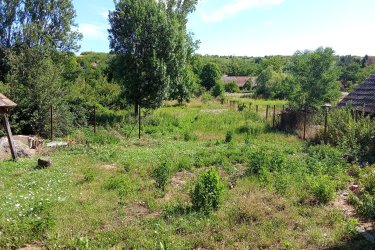 Nyugalom és békesség ez a legjobb kifejezés Erdőtarcsára, a Cserhát völgyében megbújó kis falura. Ha szeretne egy ilyen helyen élni, de mégis elérhető távolságra nagyobb városoktól, akkor ez az eladó ház Önnek való.

Erdőtarcsa 20 km-re található Hatvantól, Váctól 30 km-re, Budapesttől 60 km távolságra.  A települést a népnyelv  " kastélyos falunak"  hívja mivel több kúria és  kastély jelenleg  is jó állapotban várja vendégeit. 

Az eladásra kínált családi ház 60 m2 2+1 szobás, a központhoz közel, egy csendes utcában található. Az épület vegyes falazatú, a homlokzata és oldalfala klinker téglával van védve, díszítve.  Az 50-es években épült ház eredetileg két szobás, de hozzáépítésre került még egy tároló, nyári konyha, és egy garázs. Az épület jelenlegi állapotában lakható, de felújításra szorul, egy külső, belső felújítással visszanyerheti eredeti állapotát. A ház teljes közművel el van látva, azonban a kerti kútnak köszönhetően hidroforos vízellátást használ a jelenlegi tulajdonos. Az ingatlanba a gáz bevezetésre került, napjainkban egy kályha adja a ház melegét. Az épülethez  csatlakozik egy  állattartásra alkalmas ól, karám. Ez jól jöhet azoknak, akik az 1628 négyzetméteres sík telket állattartásra is szeretnék használni. A telek végében patak csörgedezik, ami szintén emeli a telek értékét. Autónkat zárt garázsban tárolhatjuk az épülettel egybeépített garázsban. 
Az elmúlt években a településre több fiatal család költözött a CSOK jóvoltából, ennek köszönhetően a község lakossága nem csökken. A községben óvoda és élelmiszer bolt működik.

A házra CSOK felvehető. 
Az új Otthon Start 3%-os kölcsön szintén felvehető az ingatlanra szeptembertől.
Hitelfelvételben segítek, forduljon hozzám bizalommal.

Várom érdeklődését:

Windberg Péter


