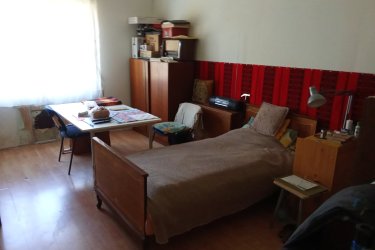Nyugalom és békesség ez a legjobb kifejezés Erdőtarcsára, a Cserhát völgyében megbújó kis falura. Ha szeretne egy ilyen helyen élni, de mégis elérhető távolságra nagyobb városoktól, akkor ez az eladó ház Önnek való.

Erdőtarcsa 20 km-re található Hatvantól, Váctól 30 km-re, Budapesttől 60 km távolságra.  A települést a népnyelv  " kastélyos falunak"  hívja mivel több kúria és  kastély jelenleg  is jó állapotban várja vendégeit. 

Az eladásra kínált családi ház 60 m2 2+1 szobás, a központhoz közel, egy csendes utcában található. Az épület vegyes falazatú, a homlokzata és oldalfala klinker téglával van védve, díszítve.  Az 50-es években épült ház eredetileg két szobás, de hozzáépítésre került még egy tároló, nyári konyha, és egy garázs. Az épület jelenlegi állapotában lakható, de felújításra szorul, egy külső, belső felújítással visszanyerheti eredeti állapotát. A ház teljes közművel el van látva, azonban a kerti kútnak köszönhetően hidroforos vízellátást használ a jelenlegi tulajdonos. Az ingatlanba a gáz bevezetésre került, napjainkban egy kályha adja a ház melegét. Az épülethez  csatlakozik egy  állattartásra alkalmas ól, karám. Ez jól jöhet azoknak, akik az 1628 négyzetméteres sík telket állattartásra is szeretnék használni. A telek végében patak csörgedezik, ami szintén emeli a telek értékét. Autónkat zárt garázsban tárolhatjuk az épülettel egybeépített garázsban. 
Az elmúlt években a településre több fiatal család költözött a CSOK jóvoltából, ennek köszönhetően a község lakossága nem csökken. A községben óvoda és élelmiszer bolt működik.

A házra CSOK felvehető. 
Az új Otthon Start 3%-os kölcsön szintén felvehető az ingatlanra szeptembertől.
Hitelfelvételben segítek, forduljon hozzám bizalommal.

Várom érdeklődését:

Windberg Péter


