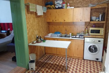 Nyugalom és békesség ez a legjobb kifejezés Erdőtarcsára, a Cserhát völgyében megbújó kis falura. Ha szeretne egy ilyen helyen élni, de mégis elérhető távolságra nagyobb városoktól, akkor ez az eladó ház Önnek való.

Erdőtarcsa 20 km-re található Hatvantól, Váctól 30 km-re, Budapesttől 60 km távolságra.  A települést a népnyelv  " kastélyos falunak"  hívja mivel több kúria és  kastély jelenleg  is jó állapotban várja vendégeit. 

Az eladásra kínált családi ház 60 m2 2+1 szobás, a központhoz közel, egy csendes utcában található. Az épület vegyes falazatú, a homlokzata és oldalfala klinker téglával van védve, díszítve.  Az 50-es években épült ház eredetileg két szobás, de hozzáépítésre került még egy tároló, nyári konyha, és egy garázs. Az épület jelenlegi állapotában lakható, de felújításra szorul, egy külső, belső felújítással visszanyerheti eredeti állapotát. A ház teljes közművel el van látva, azonban a kerti kútnak köszönhetően hidroforos vízellátást használ a jelenlegi tulajdonos. Az ingatlanba a gáz bevezetésre került, napjainkban egy kályha adja a ház melegét. Az épülethez  csatlakozik egy  állattartásra alkalmas ól, karám. Ez jól jöhet azoknak, akik az 1628 négyzetméteres sík telket állattartásra is szeretnék használni. A telek végében patak csörgedezik, ami szintén emeli a telek értékét. Autónkat zárt garázsban tárolhatjuk az épülettel egybeépített garázsban. 
Az elmúlt években a településre több fiatal család költözött a CSOK jóvoltából, ennek köszönhetően a község lakossága nem csökken. A községben óvoda és élelmiszer bolt működik.

A házra CSOK felvehető. 
Az új Otthon Start 3%-os kölcsön szintén felvehető az ingatlanra szeptembertől.
Hitelfelvételben segítek, forduljon hozzám bizalommal.

Várom érdeklődését:

Windberg Péter


