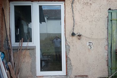 Erdei környezet, friss levegő! 

Az ötvenes években épült kóspallagi  75 négyzetméteres családi ház masszív terméskövekre épült. A falak vastagsága 50 cm vályog, amely nyári hőségben is megőrzik az épület egészséges klímáját. A házban 2025-ben teljeskörű közművezeték csere történt, a fűtést egy modern 24Kw-os Bosch gázcirkó és új radiátoros hő leadók váltották fel. Az elektromos hálózat jól felkészült a télre, mivel "H" tarifás villanyórája is van a háznak. 
A tulajdonos épületgépész, így saját maga nagy szakértelemmel végezte el a felújítást. 

A közművek cseréje után a falak új gipszkarton fedést kaptak. a mennyezet minden helyiségben tökéletes illesztéssel burkolásra került. Egy idősebb háznál beszélni kell a tetőszerkezetről is, ebben a házban azonban olyan kemény fából készült, hogy még most is nehéz szöget ütni bele. a padló is megújult minden helyiségben, a szobákban új laminált, a vizes helyiségekben kerámia lapok ragyognak. 

Új kétrétegű üvegezésű műanyag ajtók, ablakok kerültek beépítésre, növelve az épület hőszigetelését. 
Hátra van még a külső homlokzat felújítása, amely egy minimális ráfordítással visszanyerheti eredeti ragyogását. A most pályázható 3 millió forintos felújítási hitel erre elegendő, a külső megszépítés már az új tulajdonos feladata lesz. 
A kertről se feledkezzünk el, az 1040 négyzetméteres telek kertészkedésre, önellátásra és néhány gyümölcsfa telepítésére kiválóan megfelel. 
Visszatérve a friss levegőre és erdei környezetre, a nappaliból a községet határoló erdőre látunk rá, amely a Duna-Ipoly nemzeti Park része. Kóspallag a Börzsöny legmagasabban fekvő települése, számos kiránduló út, a Kéktúra ösvénye is átmegy rajta. a település vendégházai, vadászházai évek óta kedvelt úti célok. 

A községben iskola, óvoda élelmiszerbolt segíti az ott élők mindennapjait. 

Ajánlom a házat gyermekes családoknak. 

CSOK az ingatlanra felvehető

A szeptemberben induló Otthon Start 3-%-os kölcsön szintén felvehető. 

Hitel és CSOK ügyintézésben segítek! 

Keressen bizalommal! 
Windberg Péter
Ingatlanszakértő
