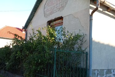 Ha mindig is vágyott egy hangulatos, természetközeli családi házra, amely mégis könnyen megközelíthető – akkor ez a márianosztrai ingatlan Önre vár!&#13;&#10;&#13;&#10;A település központjában elhelyezkedő, 115 m²-es, 4+1 szobás családi ház kertjéből lélegzetelállító kilátás nyílik a Csák-hegyre.&#13;&#10;&#13;&#10;A ház felújítás alatt áll, de a befejezést már az új tulajdonos saját ízlésére szabhatja.&#13;&#10;&#13;&#10;Eddig elkészült felújítás:&#13;&#10;&#13;&#10;Falazat, ytong bővítéssel&#13;&#10;&#13;&#10;Új nyílászárók és vízvezetékek&#13;&#10;&#13;&#10;Részben felújított elektromos hálózat&#13;&#10;&#13;&#10;A falak 70%-ban gipszkartonozottak&#13;&#10;&#13;&#10;A fürdőszobába új kád, a még be nem épített zuhanykabin is rendelkezésre áll&#13;&#10;&#13;&#10;Fürdőszobában csempézés egy része elkészült &#13;&#10;&#13;&#10;A központi fűtést modern vízteres kandalló radiátorokkal biztosítja&#13;&#10;&#13;&#10;10 cm külső szigetelés elkészült, a glettelés és színezés már az új tulajdonos feladata&#13;&#10;&#13;&#10;Víz, villany, csatorna bekötve, gázvezeték a ház előtt található&#13;&#10;&#13;&#10;Az 1200 m²-es telek szőlővel és gyümölcsfákkal beültetett, a melléképületben garázs és műhely kapott helyet, alatta boltíves pince. Az udvaron kisebb állattartásra is alkalmas épület található.&#13;&#10;&#13;&#10;Márianosztra igazi gyöngyszem a Börzsönyben: mindössze 5 km-re a Dunától, Szobról erdei kisvasúttal is megközelíthető, a faluban pedig egyre több vendégház és kirándulóhely várja az ide látogatókat. A település a Magyarok Nagyasszonya Bazilikáról és a Pálos Rend történelmi emlékeiről is híres.&#13;&#10;&#13;&#10;Ez az ingatlan ideális választás mindazoknak, akik szeretnék:&#13;&#10;-saját ízlésükre formálni otthonukat,&#13;&#10;-a természet közelében élni,&#13;&#10;-vagy csak nyugalmas hétvégi házat keresnek a város zajától távol.&#13;&#10;&#13;&#10;Az ingatlan ára: 24,9 millió Ft&#13;&#10;&#13;&#10;Keressen bizalommal, szívesen megmutatom ezt a különleges lehetőséget!&#13;&#10;&#13;&#10;Windberg Péter