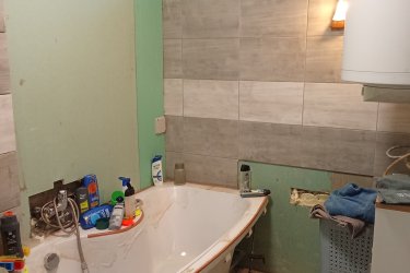 Ha mindig is vágyott egy hangulatos, természetközeli családi házra, amely mégis könnyen megközelíthető – akkor ez a márianosztrai ingatlan Önre vár!&#13;&#10;&#13;&#10;A település központjában elhelyezkedő, 115 m²-es, 4+1 szobás családi ház kertjéből lélegzetelállító kilátás nyílik a Csák-hegyre.&#13;&#10;&#13;&#10;A ház felújítás alatt áll, de a befejezést már az új tulajdonos saját ízlésére szabhatja.&#13;&#10;&#13;&#10;Eddig elkészült felújítás:&#13;&#10;&#13;&#10;Falazat, ytong bővítéssel&#13;&#10;&#13;&#10;Új nyílászárók és vízvezetékek&#13;&#10;&#13;&#10;Részben felújított elektromos hálózat&#13;&#10;&#13;&#10;A falak 70%-ban gipszkartonozottak&#13;&#10;&#13;&#10;A fürdőszobába új kád, a még be nem épített zuhanykabin is rendelkezésre áll&#13;&#10;&#13;&#10;Fürdőszobában csempézés egy része elkészült &#13;&#10;&#13;&#10;A központi fűtést modern vízteres kandalló radiátorokkal biztosítja&#13;&#10;&#13;&#10;10 cm külső szigetelés elkészült, a glettelés és színezés már az új tulajdonos feladata&#13;&#10;&#13;&#10;Víz, villany, csatorna bekötve, gázvezeték a ház előtt található&#13;&#10;&#13;&#10;Az 1200 m²-es telek szőlővel és gyümölcsfákkal beültetett, a melléképületben garázs és műhely kapott helyet, alatta boltíves pince. Az udvaron kisebb állattartásra is alkalmas épület található.&#13;&#10;&#13;&#10;Márianosztra igazi gyöngyszem a Börzsönyben: mindössze 5 km-re a Dunától, Szobról erdei kisvasúttal is megközelíthető, a faluban pedig egyre több vendégház és kirándulóhely várja az ide látogatókat. A település a Magyarok Nagyasszonya Bazilikáról és a Pálos Rend történelmi emlékeiről is híres.&#13;&#10;&#13;&#10;Ez az ingatlan ideális választás mindazoknak, akik szeretnék:&#13;&#10;-saját ízlésükre formálni otthonukat,&#13;&#10;-a természet közelében élni,&#13;&#10;-vagy csak nyugalmas hétvégi házat keresnek a város zajától távol.&#13;&#10;&#13;&#10;Az ingatlan ára: 24,9 millió Ft&#13;&#10;&#13;&#10;Keressen bizalommal, szívesen megmutatom ezt a különleges lehetőséget!&#13;&#10;&#13;&#10;Windberg Péter