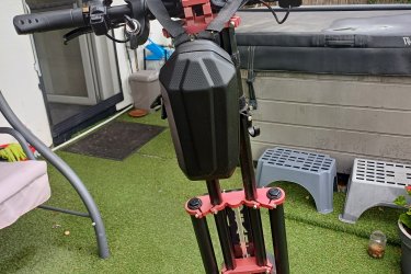Dual motoros 5,6 kw-os,
3 sebeséges automata,
630 km van benne csípő műtét miatt eladó!
Nagyon szép állapotban van.
13 gumikkal elől hátul tárcsák
Rakattam rá erős villogókat.
Érvényes Biztosítás,alvázszámmal!
2 kulcsal!
