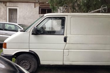 Eladó a képeken látható, szeptember közepéig biztosított, eddig építőiparban hasznosított VW Transporter e hónapban lejáró műszaki vizsgával. Korához képest jó állapotú, hűtés- és kipufogórendszere átvizsgálásra szorul. További információkért, megtekintésért, kérem, hívja Nyitrai Gábort  - kinél az autó parkol - a mellékelt telefonszámon!