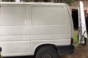 Eladó a képeken látható, szeptember közepéig biztosított, eddig építőiparban hasznosított VW Transporter e hónapban lejáró műszaki vizsgával. Korához képest jó állapotú, hűtés- és kipufogórendszere átvizsgálásra szorul. További információkért, megtekintésért, kérem, hívja Nyitrai Gábort  - kinél az autó parkol - a mellékelt telefonszámon!