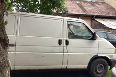 Eladó a képeken látható, szeptember közepéig biztosított, eddig építőiparban hasznosított VW Transporter e hónapban lejáró műszaki vizsgával. Korához képest jó állapotú, hűtés- és kipufogórendszere átvizsgálásra szorul. További információkért, megtekintésért, kérem, hívja Nyitrai Gábort  - kinél az autó parkol - a mellékelt telefonszámon!