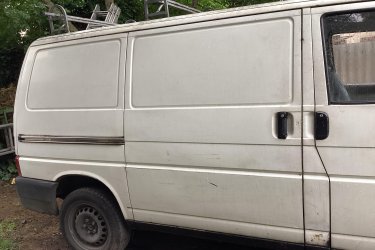 Eladó a képeken látható, szeptember közepéig biztosított, eddig építőiparban hasznosított VW Transporter e hónapban lejáró műszaki vizsgával. Korához képest jó állapotú, hűtés- és kipufogórendszere átvizsgálásra szorul. További információkért, megtekintésért, kérem, hívja Nyitrai Gábort  - kinél az autó parkol - a mellékelt telefonszámon!