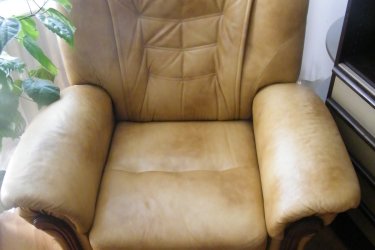 Eladó a képeken látható négyrészes (2db hátradönthető, lábtámaszos fotel, 1db kétszemélyes, kozmetikázásra szoruló kanapé, alul kigurítható tárolóval, 1db puff) bőr ülőgarnitúra.

Ugyanitt eladó egy  étkezőasztal három székkel és egy hokedlivel, egy kis fürdőszobai szekrény, alul rejtett, kidönthető ruháskosárral, két nyitott és két zárt polccal, valamint egy tükrös toalettasztalka székkel.