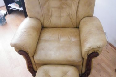 Eladó a képeken látható négyrészes (2db hátradönthető, lábtámaszos fotel, 1db kétszemélyes, kozmetikázásra szoruló kanapé, alul kigurítható tárolóval, 1db puff) bőr ülőgarnitúra.

Ugyanitt eladó egy  étkezőasztal három székkel és egy hokedlivel, egy kis fürdőszobai szekrény, alul rejtett, kidönthető ruháskosárral, két nyitott és két zárt polccal, valamint egy tükrös toalettasztalka székkel.