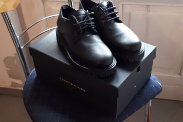 Üdv!
Tomy Hilfiger eladó új férfi bör cipö dobozában nyugtával méret eltérés miatt.
