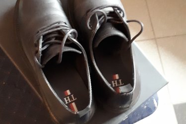 Üdv!
Tomy Hilfiger eladó új férfi bör cipö dobozában nyugtával méret eltérés miatt.