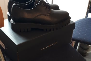 Üdv!
Tomy Hilfiger eladó új férfi bör cipö dobozában nyugtával méret eltérés miatt.