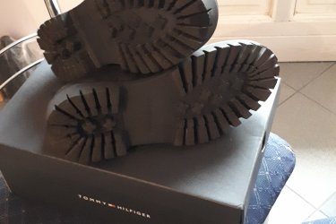 Üdv!
Tomy Hilfiger eladó új férfi bör cipö dobozában nyugtával méret eltérés miatt.
