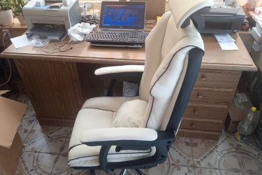 Új forgószék eladó.