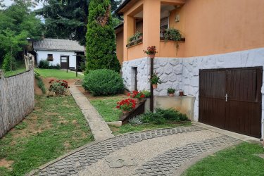 Eladó panorámás, két szintes családi ház Bükkszenterzsébeten – jó állapotban, bútorozottan!

Bükkszenterzsébet hegyvidéki részén, csendes, aszfaltozott út mellett kínálunk eladásra egy jó állapotú, 2 szintes, panorámás kilátással rendelkező, dupla komfortos családi házat.

A 842 m²-es belterületi ingatlan 1983–1986 között épült betonalapra, hőszigetelő falazóelemekből, és azóta is folyamatos karbantartáson esett át. A fa nyílászárók utólagos szigetelése megtörtént, a ház központi fűtéssel rendelkezik, melyet gázkazán és vegyes tüzelésű kazán is kiszolgál.

Az ingatlan teljesen bútorozottan eladó, azonnal költözhető!

Helyiségek elosztása:
Földszint:

Konyha: 15 m²

Szoba: 17 m²

Közlekedő: 11 m²

Tüzelő tároló: 11 m²

Kamra: 4 m²

Emelet:

Szobák: 19 m², 17 m², 14 m²

Közlekedő: 11 m²

Fürdőszoba: 5 m²

Padlásfeljáró: 3 m²

Egyéb:

Garázs: 18 m²

Melléképület: 50 m²

A ház kiváló választás családosok számára is, hiszen a településen bölcsőde, óvoda és általános iskola is működik. A közelben található benzinkút és szolgáltató központ, valamint Eger és Szilvásvárad is mindössze 25-30 km-re fekszik, így a nyugalmat keresők mellett az aktív életet kedvelőknek is ideális választás lehet.

???? Irányár: 25.000.000 Ft
???? Helyrajzi szám: 40 (148 sz. tulajdoni lapon nyilvántartva)

Ne hagyja ki ezt a lehetőséget! További információért vagy megtekintésért keressen bizalommal.




