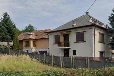 Eladó panorámás, két szintes családi ház Bükkszenterzsébeten – jó állapotban, bútorozottan!

Bükkszenterzsébet hegyvidéki részén, csendes, aszfaltozott út mellett kínálunk eladásra egy jó állapotú, 2 szintes, panorámás kilátással rendelkező, dupla komfortos családi házat.

A 842 m²-es belterületi ingatlan 1983–1986 között épült betonalapra, hőszigetelő falazóelemekből, és azóta is folyamatos karbantartáson esett át. A fa nyílászárók utólagos szigetelése megtörtént, a ház központi fűtéssel rendelkezik, melyet gázkazán és vegyes tüzelésű kazán is kiszolgál.

Az ingatlan teljesen bútorozottan eladó, azonnal költözhető!

Helyiségek elosztása:
Földszint:

Konyha: 15 m²

Szoba: 17 m²

Közlekedő: 11 m²

Tüzelő tároló: 11 m²

Kamra: 4 m²

Emelet:

Szobák: 19 m², 17 m², 14 m²

Közlekedő: 11 m²

Fürdőszoba: 5 m²

Padlásfeljáró: 3 m²

Egyéb:

Garázs: 18 m²

Melléképület: 50 m²

A ház kiváló választás családosok számára is, hiszen a településen bölcsőde, óvoda és általános iskola is működik. A közelben található benzinkút és szolgáltató központ, valamint Eger és Szilvásvárad is mindössze 25-30 km-re fekszik, így a nyugalmat keresők mellett az aktív életet kedvelőknek is ideális választás lehet.

???? Irányár: 25.000.000 Ft
???? Helyrajzi szám: 40 (148 sz. tulajdoni lapon nyilvántartva)

Ne hagyja ki ezt a lehetőséget! További információért vagy megtekintésért keressen bizalommal.




